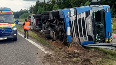 Ciężarówka z naczepą przewróciła się na S7. Są utrudnienia