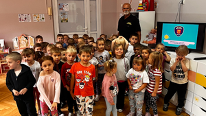 Bezpieczeństwo podczas wakacji – strażnicy miejscy przypominają dzieciom ważne zasady