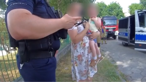 Dwulatek zatrzaśnięty w samochodzie w upalny dzień. Liczyła się każda minuta