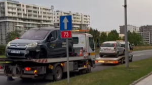 Wypadek na al. Solidarności. Mężczyzna w szpitalu