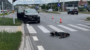Groźny wypadek z udziałem hulajnogi. Mężczyzna wjechał „na czerwonym”