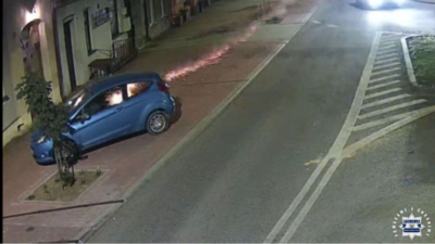 Strzelali racami z samochodów. Płonęło auto i krzewy 