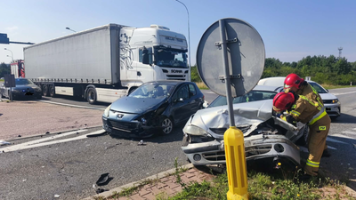 Dwie osobówki i ciężarówka zderzyły się w Skarżysku-Kamiennej