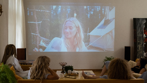 Serialowy wieczór idealny. Przekąski, oświetlenie i triki, dzięki którym domowy seans pokona kino