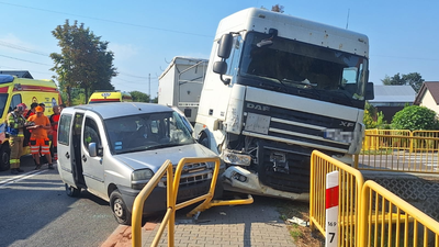 Ciężarówka zderzyła się z osobówką w powiecie opatowskim