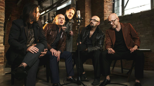 Pięć głosów na dziedzińcu Filharmonii