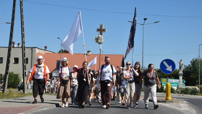 45. Kielecka Piesza Pielgrzymka dotarła do Piekoszowa. Częstochowa coraz bliżej
