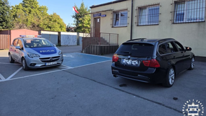 Nietrzeźwy przyjechał na komisariat. W aucie czekało dziecko