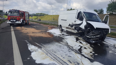 Bus uderzył w bariery na S7. Trasa jest zablokowana