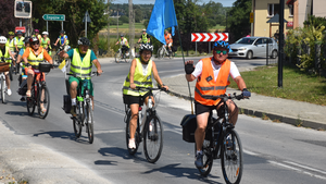 Upalny dzień na pątniczym szlaku. Rowerowi pielgrzymi w drodze na Jasną Górę