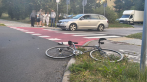 Groźne zderzenie na Orkana. Rowerzysta w szpitalu