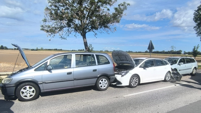 Zderzenie trzech samochodów w Sobiekurowie. Dwie osoby w szpitalu