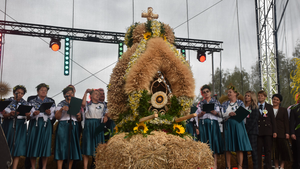 Rolnicy dziękują za plony. Dożynki wojewódzkie w Tokarni