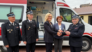 Strażacy z Morawicy otrzymali karetkę. Ambulans zyska drugie życie