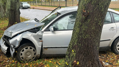 Volkswagen uderzył w drzewo, 18-latek w szpitalu